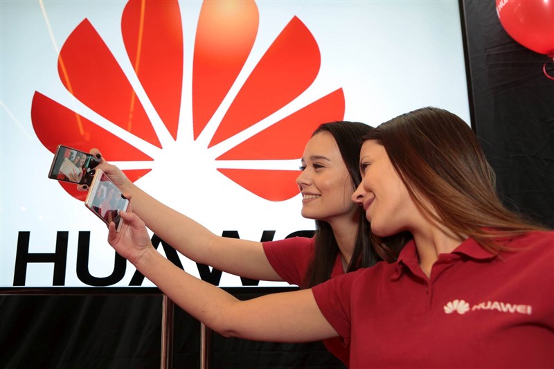 Huawei and Ricostrufashion house partner up to bring the art of fashion to technology during Milan Fashion Week